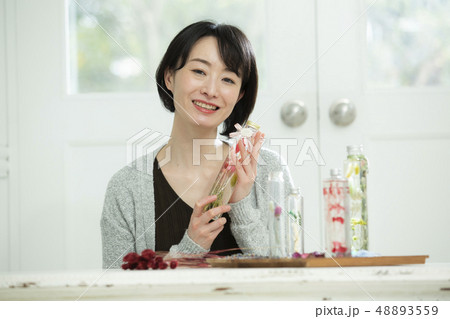 ハーバリウムを作る３０代女性 48893559
