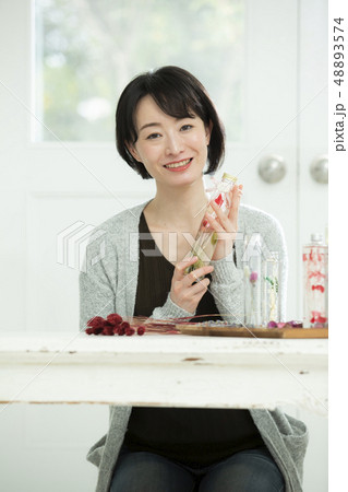 ハーバリウムを自作する女性 ハーバリウムを自作する女性 48893574