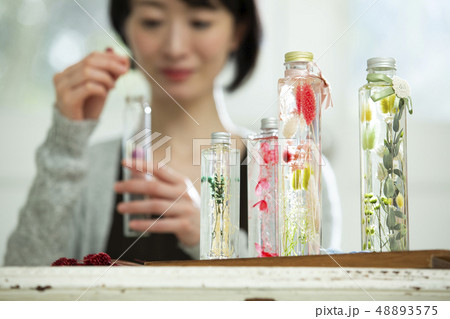 ハーバリウムを自作する女性 ハーバリウムを自作する女性 48893575