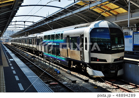 高松駅に停車中の快速マリンライナー（5000系） 48894289