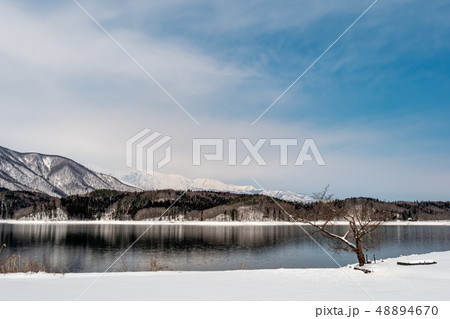 長野県大町市 雪景色の青木湖 48894670