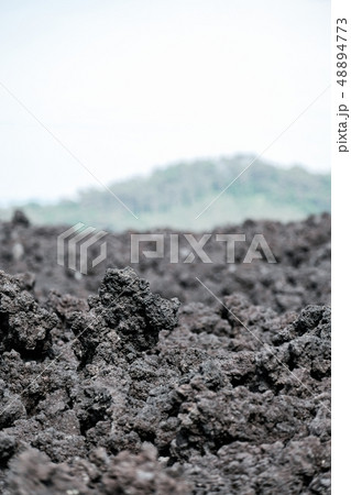 冷え固まった溶岩 （焼走り熔岩流） 48894773