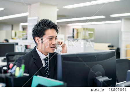 電話応対する男性 電話応対する男性 48895041