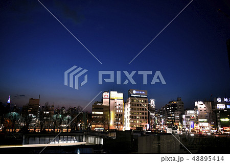 日本の東京都市景観　四ツ谷駅やNTTドコモ代々木ビルなどを望む（夜景） 48895414