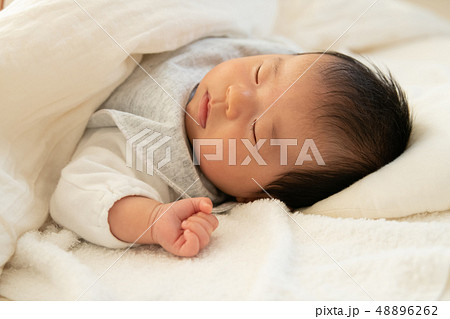 赤ちゃん 寝顔 男の子 赤ちゃん 寝顔 男の子 48896262
