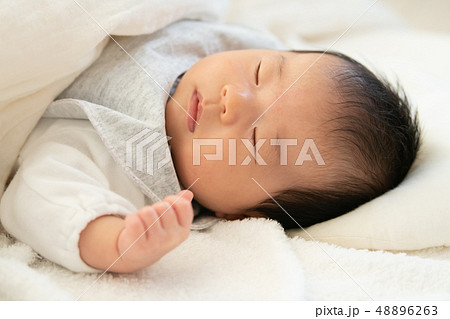 赤ちゃん 寝顔 男の子の写真素材