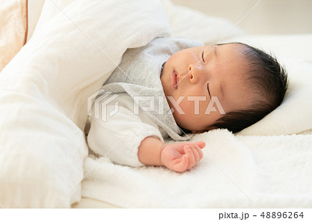 赤ちゃん 寝顔 男の子の写真素材