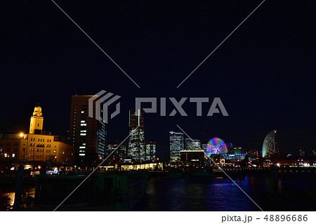 クイーンの塔ライトアップとみなとみらい夜景 クイーンの塔ライトアップとみなとみらい夜景 48896686