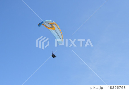 北海道江差町五厘沢でハンググライダーが飛んでいる風景を撮影 北海道江差町五厘沢でハンググライダーが飛んでいる風景を撮影 48896763