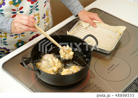 から揚げの調理 48898555
