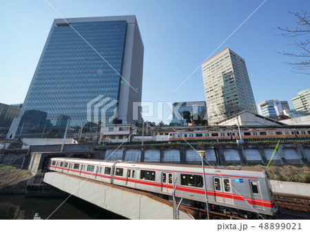 日本の東京都市景観　御茶ノ水駅の通勤電車風景（手前は地上区間を走る東京メトロ丸ノ内線） 48899021