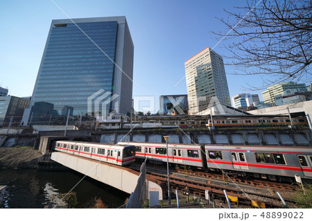 日本の東京都市景観　御茶ノ水駅の通勤電車風景（手前は地上区間を走る東京メトロ丸ノ内線） 48899022