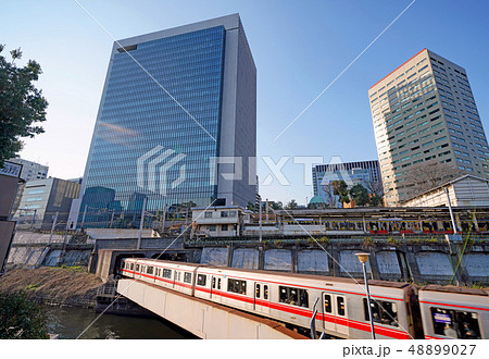 日本の東京都市景観　御茶ノ水駅の通勤電車風景（手前は地上区間を走る東京メトロ丸ノ内線） 48899027