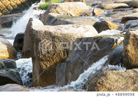 川堰の置石と水の流れ…絞り値:F9 、シャッタースピード:1/160 、ISO感度:400 川堰の置石と水の流れ…絞り値:F9 、シャッタースピード:1/160 、ISO感度:400 48899098