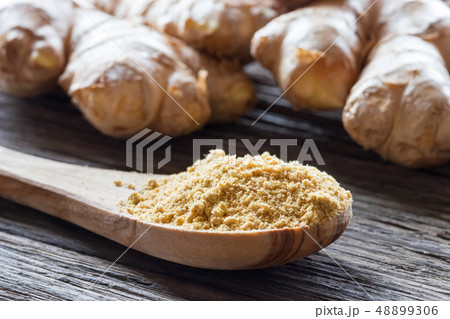 Ground ginger with fresh ginger root 48899306