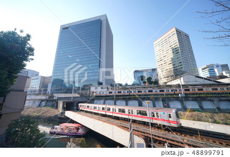 日本の東京都市景観　観光船や御茶ノ水駅の通勤電車風景（手前は地上区間を走る東京メトロ丸ノ内線） 48899791