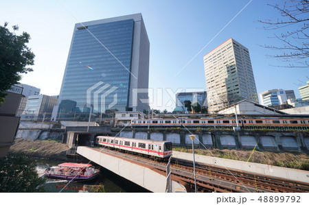 日本の東京都市景観　観光船や御茶ノ水駅の通勤電車風景（手前は地上区間を走る東京メトロ丸ノ内線） 48899792