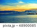ビーチの朝焼け 48900085