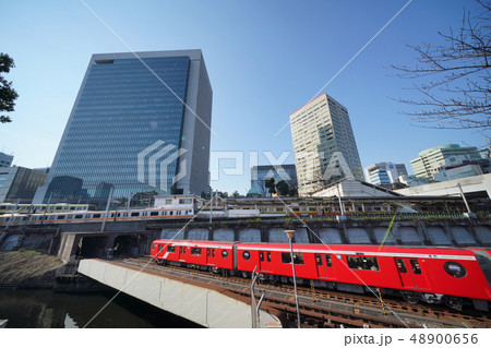 日本の東京都市景観 御茶ノ水駅や地上区間を走る東京メトロ丸ノ内線新型車両2000系などを望む 日本の東京都市景観 御茶ノ水駅や地上区間を走る東京メトロ丸ノ内線新型車両2000系などを望む 48900656
