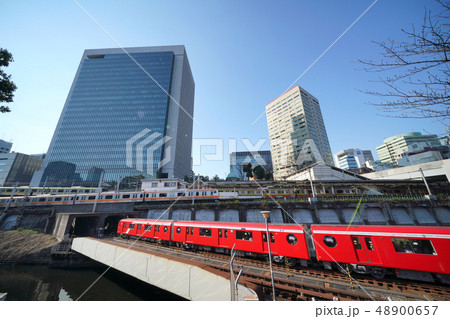 日本の東京都市景観　御茶ノ水駅や地上区間を走る東京メトロ丸ノ内線新型車両2000系などを望む 48900657