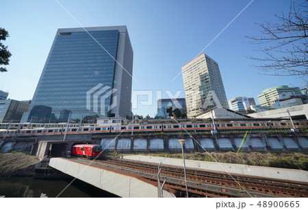 日本の東京都市景観　御茶ノ水駅や地上区間を走る東京メトロ丸ノ内線新型車両2000系などを望む 48900665