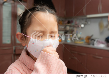 マスクを着用した女の子 48900790