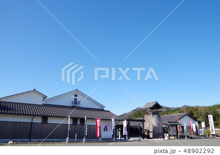 快晴の爽やかな青空の下で来場客を待つ安来節演芸館 … 島根県 安来市(快晴) 快晴の爽やかな青空の下で来場客を待つ安来節演芸館 … 島根県 安来市(快晴) 48902292