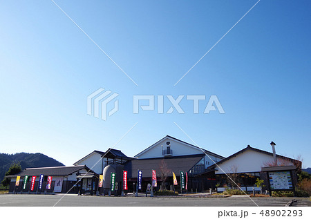 快晴の爽やかな青空の下で来場客を待つ安来節演芸館 … 島根県 安来市(快晴) 快晴の爽やかな青空の下で来場客を待つ安来節演芸館 … 島根県 安来市(快晴) 48902293