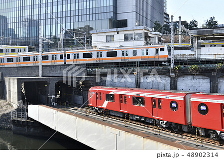 日本の東京都市景観 御茶ノ水駅や地上区間を走る東京メトロ丸ノ内線新型車両2000系などを望む 日本の東京都市景観 御茶ノ水駅や地上区間を走る東京メトロ丸ノ内線新型車両2000系などを望む 48902314