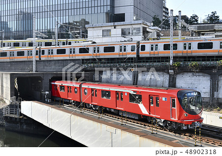 日本の東京都市景観　御茶ノ水駅や地上区間を走る東京メトロ丸ノ内線新型車両2000系などを望む 48902318