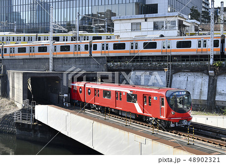 日本の東京都市景観　御茶ノ水駅や地上区間を走る東京メトロ丸ノ内線新型車両2000系などを望む 48902321