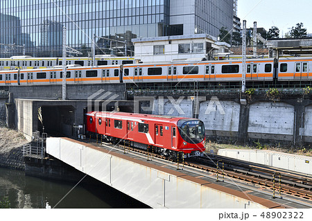 日本の東京都市景観　御茶ノ水駅や地上区間を走る東京メトロ丸ノ内線新型車両2000系などを望む 48902322
