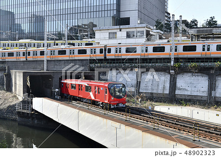 日本の東京都市景観　御茶ノ水駅や地上区間を走る東京メトロ丸ノ内線新型車両2000系などを望む 48902323