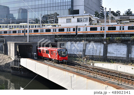 日本の東京都市景観　御茶ノ水駅や地上区間を走る東京メトロ丸ノ内線新型車両2000系などを望む 48902341