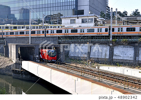 日本の東京都市景観　御茶ノ水駅や地上区間を走る東京メトロ丸ノ内線新型車両2000系などを望む 48902342