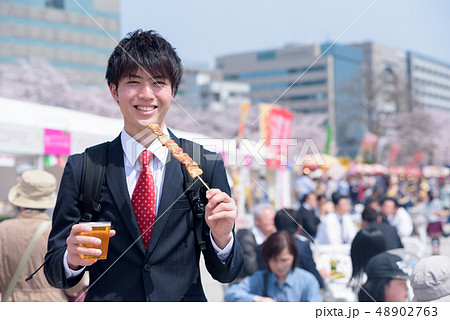 花見 出店 春のお祭りを楽しむ社会人 イメージ 花見 出店 春のお祭りを楽しむ社会人 イメージ 48902763