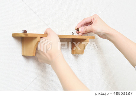 DIY ウォールシェルフを取り付ける、取り外す　虫ピン 48903137