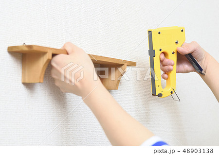 DIY ウォールシェルフを取り付ける、取り外す　タッカー 48903138