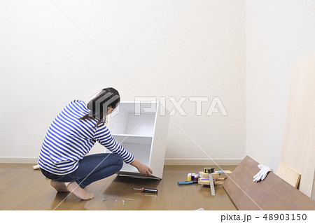 DIY カラーボックスを組み立て、分解する女性 DIY カラーボックスを組み立て、分解する女性 48903150