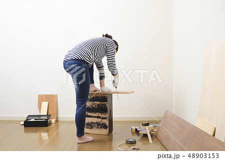 DIY　木材をカットする女性 48903153