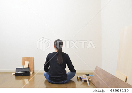 DIY　作業場で思案する女性 48903159