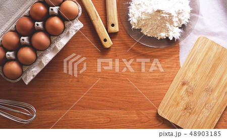 Ingredients and utensils for baking on a pastel background, top view. 48903185