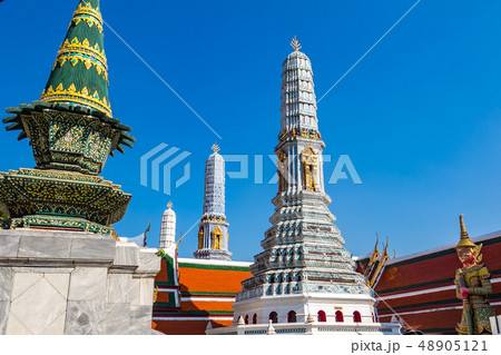 白い仏塔 ワット・プラケオ寺院 48905121