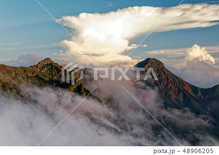八ヶ岳連峰・硫黄岳から見る赤岳・横岳と積乱雲 八ヶ岳連峰・硫黄岳から見る赤岳・横岳と積乱雲 48906205