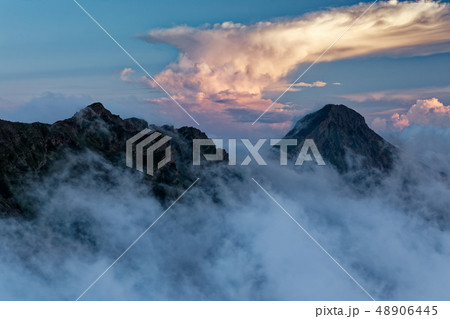 夕暮れの硫黄岳から望む八ヶ岳主峰群と積乱雲 48906445