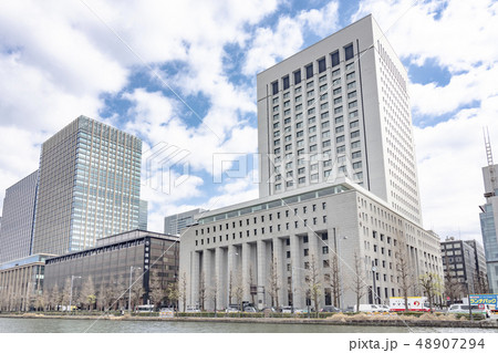 内堀通りから見たDNタワー21と帝国劇場 48907294