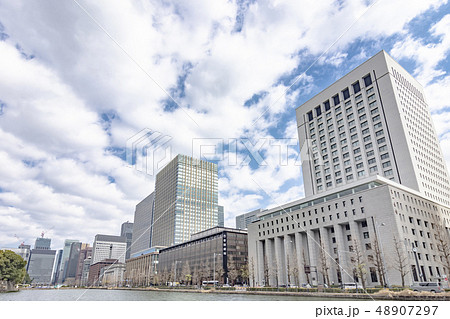 内堀通りから見た日比谷濠と丸の内のオフィスビル 内堀通りから見た日比谷濠と丸の内のオフィスビル 48907297