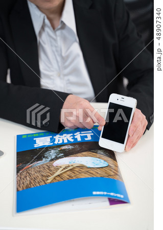 女性、旅行案内(架空雑誌) 女性、旅行案内(架空雑誌) 48907340