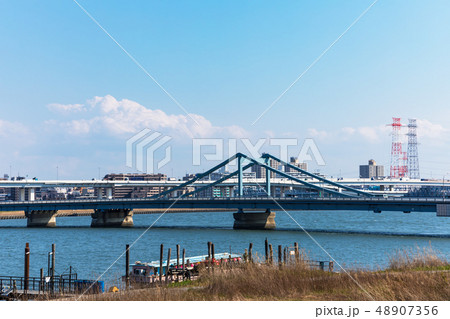 (東京都-都市風景)荒川岸から望む葛西橋と首都高速１	 48907356