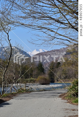 上高地 上高地温泉付近の遊歩道の写真素材